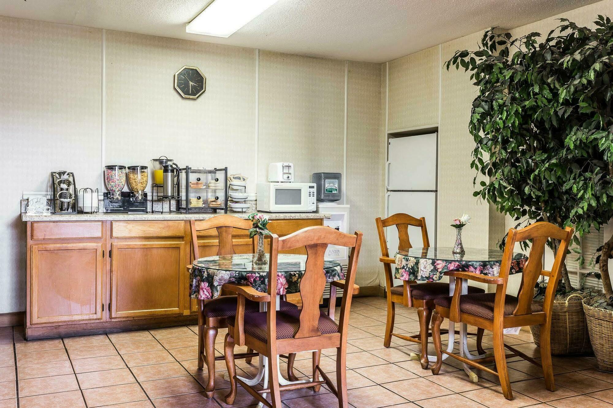 Econo Lodge Inn & Suites Matthews - Charlotte Dış mekan fotoğraf
